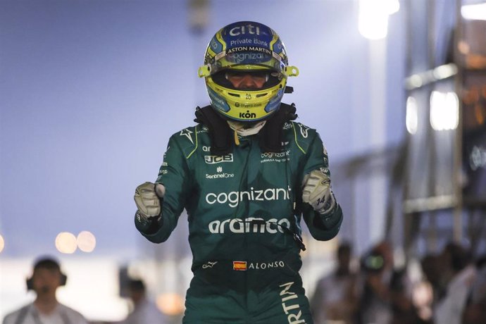 El piloto español de Fórmula 1 Fernando Alonso (Aston Martin F1 Team) celebra su tercer puesto en el Gran Premio de Baréin 2023. 