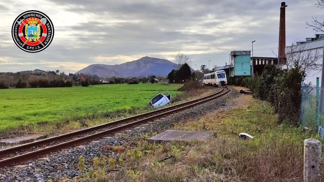 El turismo arrollado por el tren en un paso a nivel de Entrambasaguas