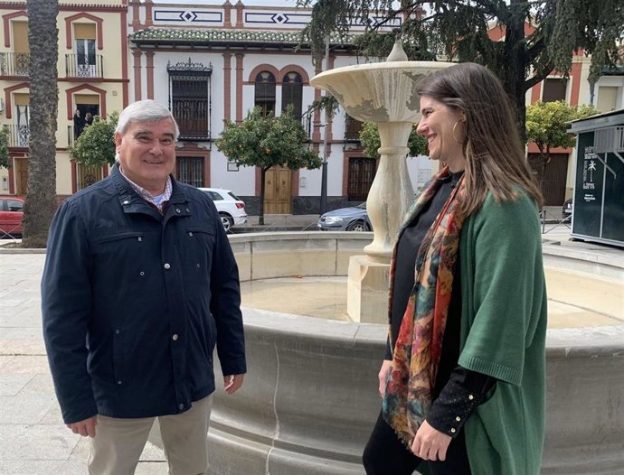 El canditado del PP a la Alcaldía de Nueva Carteya, Alfonso Lorente, junto a la secretaria general del PP cordobés, Araceli Cabello.