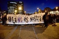 Unas 1.800 mujeres cortan la Diagonal de Barcelona por la manifestación nocturna del 8M