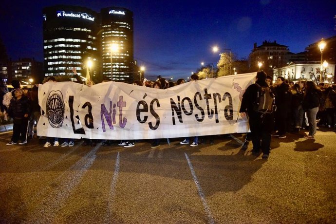 Unes 1.800 dones tallen la Diagonal de Barcelona per la manifestació nocturna del 8M 