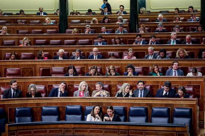 La ministra de Derechos Sociales y Agenda 2030, Ione Belarra (i), y la ministra de Igualdad, Irene Montero (d), durante una sesión plenaria en el Congreso de los Diputados, a 7 de marzo de 2023, en Madrid (España). El Congreso de los Diputados afronta h