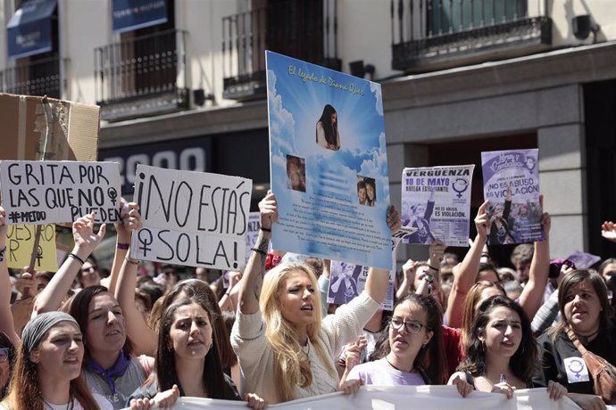Archivo - Valeria Quer, hermana de Diana Quer, portando una pancarta durante la manifestación en Madrid contra la sentencia de 'La Manada'
