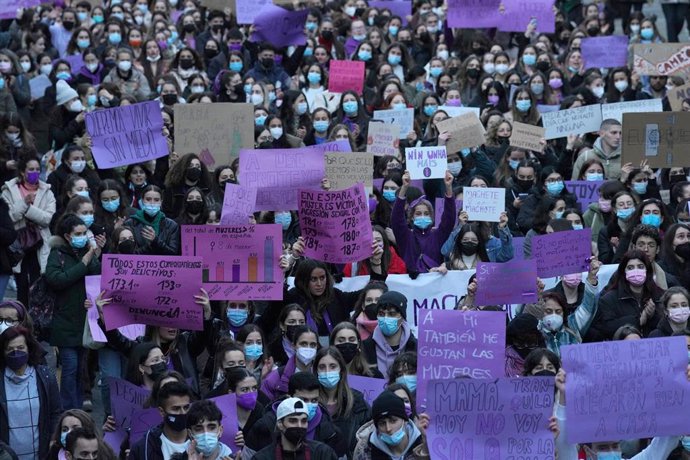 Archivo - Un grupo de personas en una manifestación por el 8M, Día Internacional de la Mujer, a 8 de marzo de 2022, en Santiago de Compostela, A Coruña, Galicia (España). Como cada año, Galegas8m salen por las calles de Santiago de Compostela para celeb