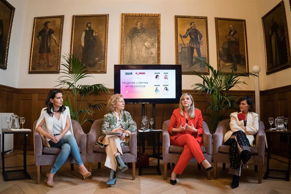  La portavoz de Vox en la Asamblea, Rocío Monasterio; la moderadora y miembro de la parte de la junta directiva del FEDEPE, Elsa González; la portavoz  de Ciudadanos, Patricia Guasp, y la diputada del PSOE y exvicepresidenta del Gobierno, Carmen Calvo