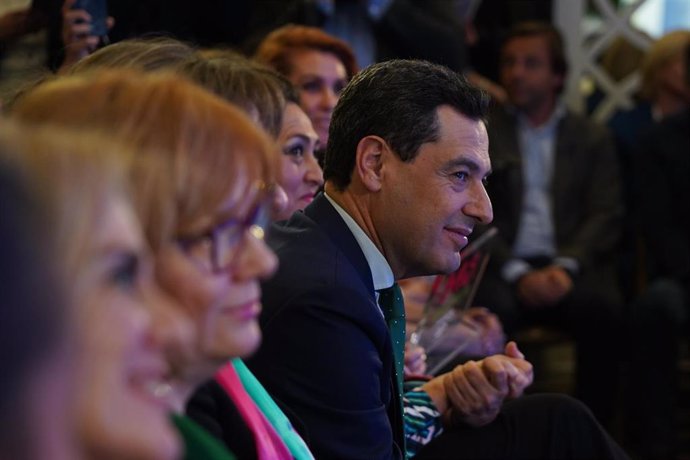 El presidente de la Junta de Andalucía y el PP-A, Juanma Moreno, este martes en el acto de su parrtido  'Andalucía lidera en femenino', en la víspera del 8M, Día de la Mujer. 