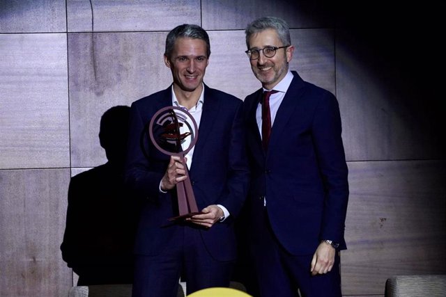 El conseller de Hacienda, Arcadi España, y el CFO de PowerCo, Javier Rivera, en la Noche de las Finanas de Forinvest 2023