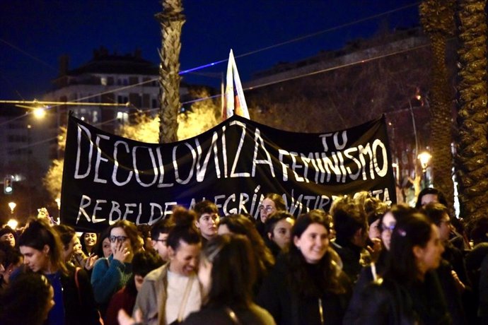 Unas 2.000 mujeres protestan en la manifestación nocturna en Barcelona: "La noche es nuestra"