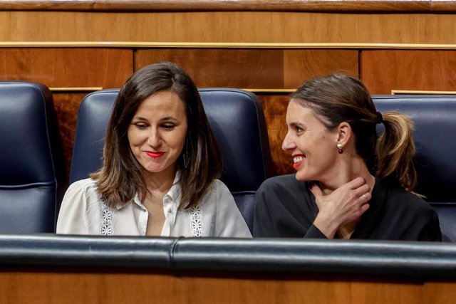 La ministra de Derechos Sociales y Agenda 2030, Ione Belarra (i), y la ministra de Igualdad, Irene Montero (d), conversan durante una sesión plenaria en el Congreso de los Diputados, a 7 de marzo de 2023, en Madrid (España). 