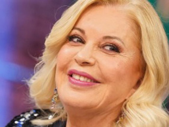 BÁRBARA REY SE SIENTA EN EL HORMIGUERO