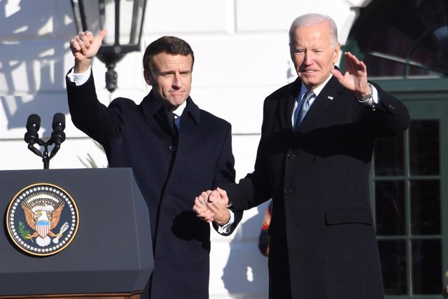 Archivo - El presidente de Francia, Emmanuel Macron (I), junto a su homólogo estadounidense, Joe Biden (D), durante una visita en Washington