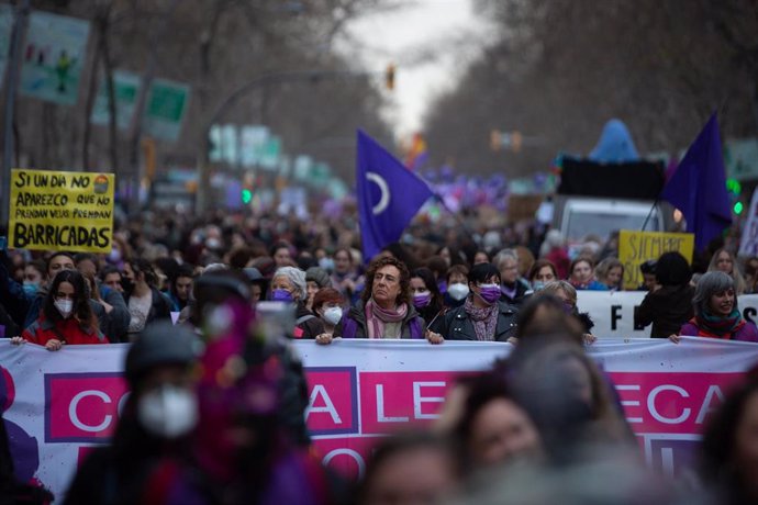 Archivo - Un grupo de personas en una manifestación por el 8M, Día Internacional de la Mujer, a 8 de marzo de 2022, en Barcelona, Catalunya (España).