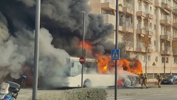 El incendio de un autobús en Blanes (Girona) obliga a evacuar a 19 vecinos de un edificio.