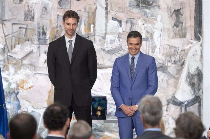 Archivo - El exjugador de baloncesto, Pau Gasol, y el presidente del Gobierno, Pedro Sánchez, en la entrega de la Gran Cruz de la Real Orden del Mérito Deportivo, en La Moncloa, a 2 de junio de 2022, en Madrid (España).