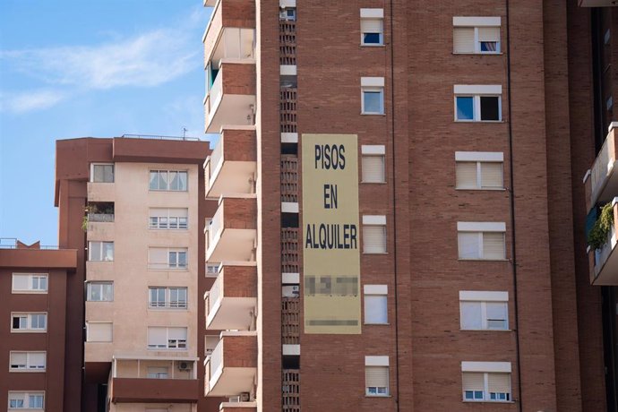 Archivo - Cartel de alquiler de viviendas en la fachada de un edificio.