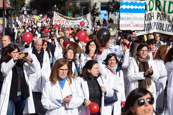 Numerosas personas se manifiestan durante una concentración de médicos y pediatras de Atención Primaria en huelga