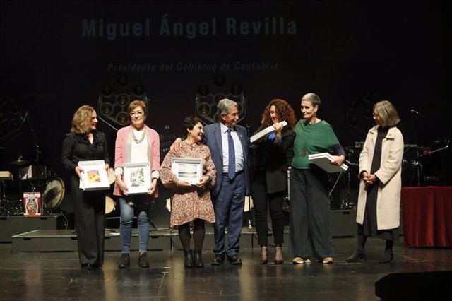 El Gobierno homenajea a cinco asociaciones de Cantabria por sus 25 años trabajando por la igualdad
