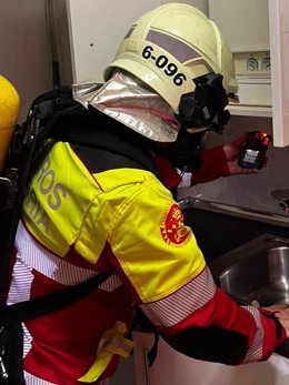 Un bombero durante la intervención