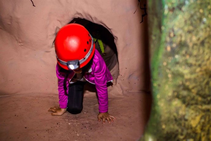 Un niño sale de la gran cueva ubicada en Vallsur