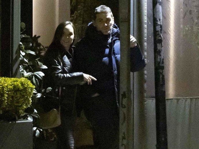 Iker Casillas, saliendo de un restaurante con una misteriosa acompañante