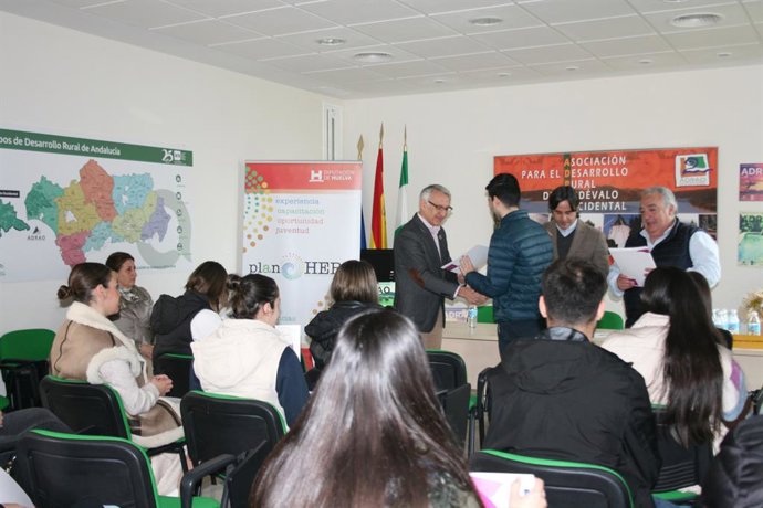 Un centenar de jóvenes concluyen sus prácticas laborales del Plan HEBE Primera Oportunidad de Diputación de Huelva.