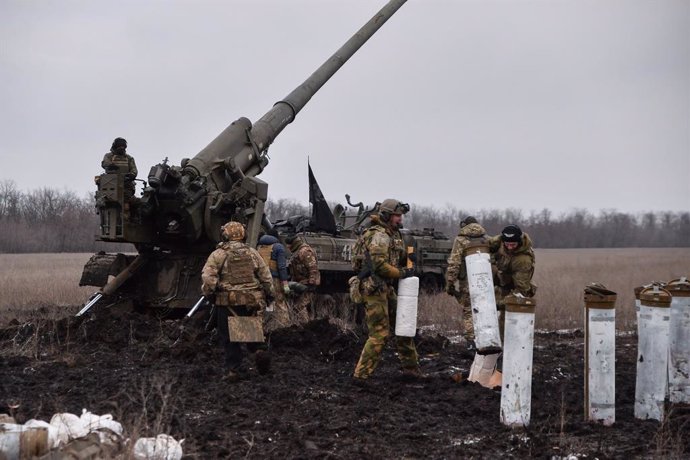 Archivo - Les tropes ucraneses disparen contra Bakhmut 