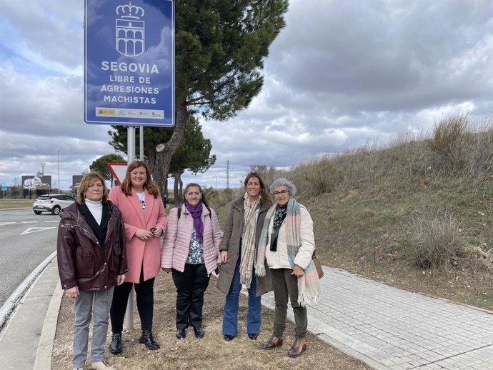 La alcaldesa, las concejales y mujeres del Colectivo Segovia feminista junto a una de las señales instalada en la ciudad.