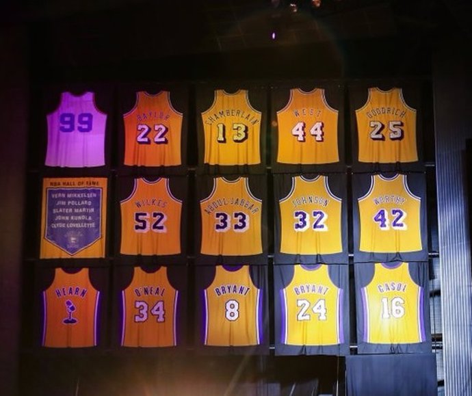 Imagen de la camiseta de Pau Gasol en el pabellón de Los Angeles Lakers junto a las de otras leyendas de la franquicia