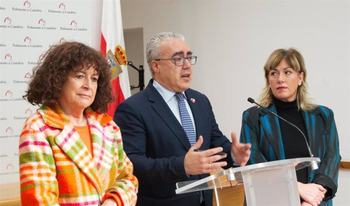 El portavoz del Grupo Regionalista Pedro Hernando y la alcaldesa de Polanco, Rosa Díaz, en la rueda de prensa