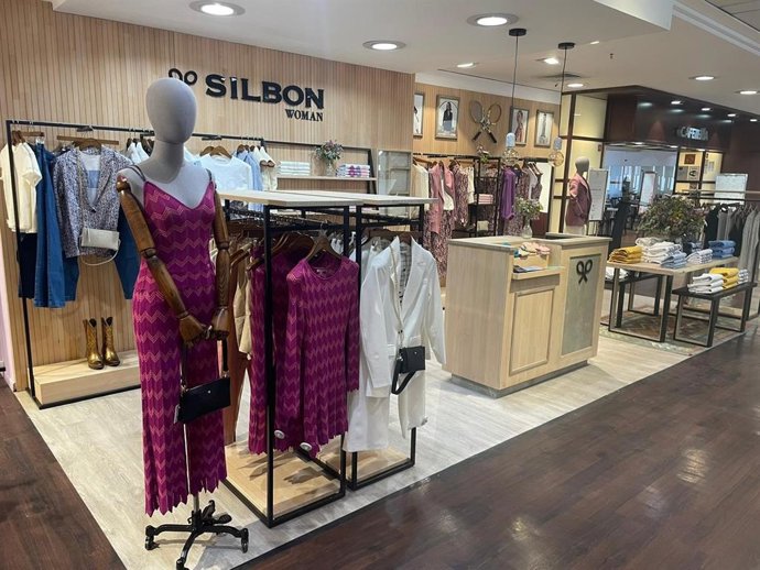 El nuevo punto de venta exclusivo para la mujer está ubicado en la tercera planta de este centro comercial, en la sección Joven Ella de El Corte Inglés de Genil.