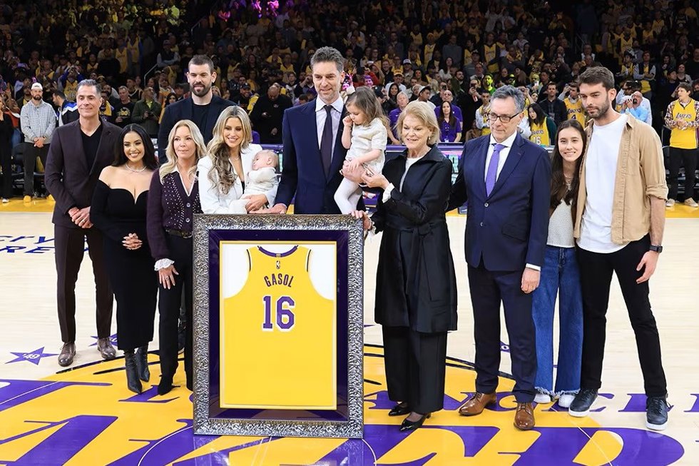 Pau Gasol, rodeado de su familia y amigos, con la camiseta retirada por Los Angeles Lakers