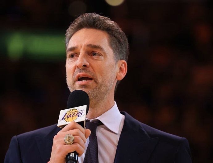 El exjugador español Pau Gasol en su discurso en el Crypto.Com Arena de los Lakers tras ser retirada su camiseta y dorsal '16'