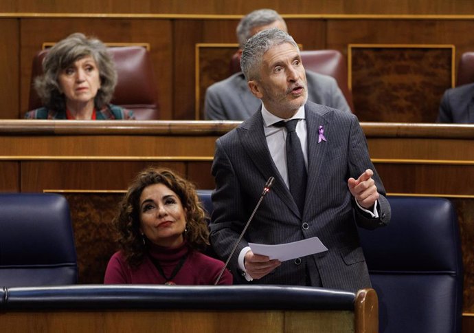 El ministro de Interior, Fernando Grande-Marlaska, interviene durante una sesión de control al Gobierno, en el Congreso de los Diputados, a 8 de marzo de 2023, en Madrid (España).