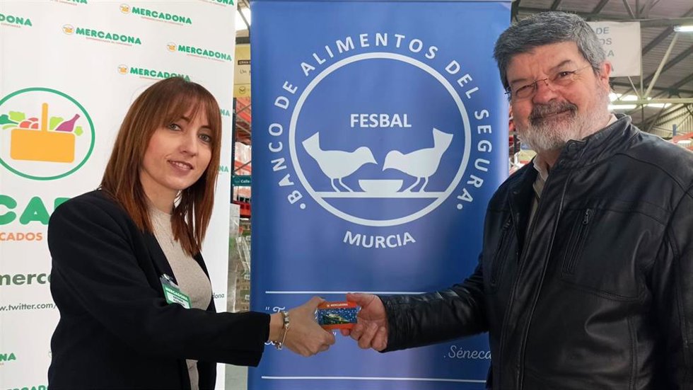 Esther Piornos, responsable de Relaciones Externas de Mercadona y José García-Galbis, presidente del Banco de Alimentos del Segura durante la entrega de tarjetas de compra.