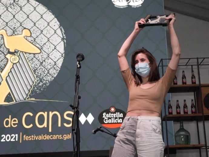 Archivo - La cineasta Noelia Muíños recoge un premio en el Festival de Cans 2021.