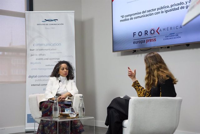 La embajadora de Estados Unidos en España, Julissa Reynoso (i) y la directora de Desarrollo de Negocio de Europa Press, Candelas Martín de Cabiedes (d), durante un desayuno informativo de Europa Press ‘Foro América’