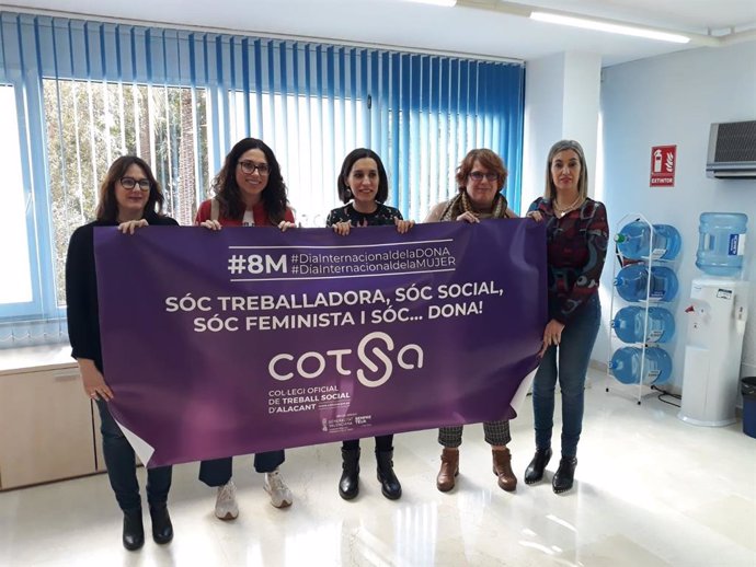 La vicepresidenta de la Generalitat y consellera de Igualdad y Políticas Inclusivas, Aitana Mas, tras reunirse con representantes del Colegio Oficial de Trabajo Social de Alicante (COTSA.