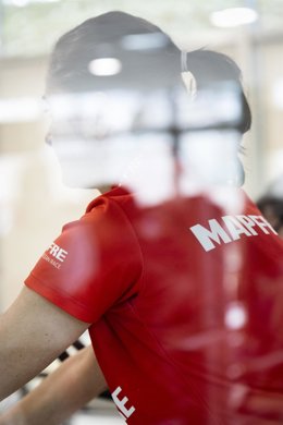 Archivo - Una mujer con una camiseta de Mapfre.