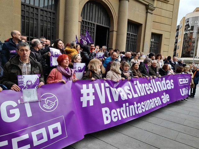 Imagen de la concentración en Pamplona de los sindicatos UGT y CCOO con motivo del 8M de 2023