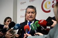 Sanz lamenta el "acoso" de "algunos" a la presidenta del Puerto de Huelva y lo ve como "muestra de debilidad"