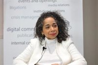 La embajadora de EEUU ve "sano" el debate dentro del Gobierno y resalta la atención que se da en España al género