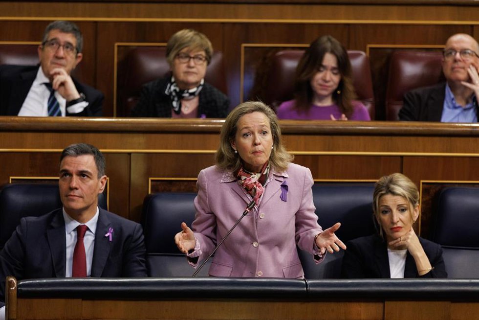 La vicepresidenta primera y ministra de Asuntos Económicos y Transformación Digital, Nadia Calviño, interviene durante una sesión de control al Gobierno, en el Congreso de los Diputados.