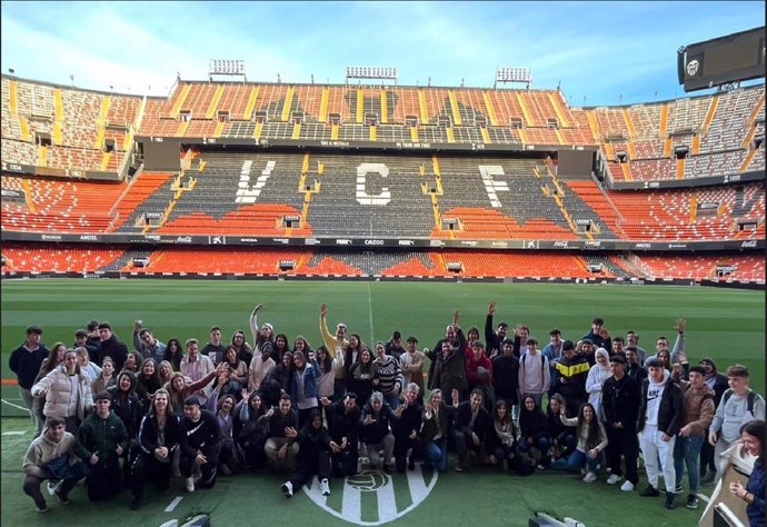 Participantes en la Masterclass de la GIRA de Jóvenes Coca Cola celebrada en las instalaciones del Valencia C.F. En Mestalla