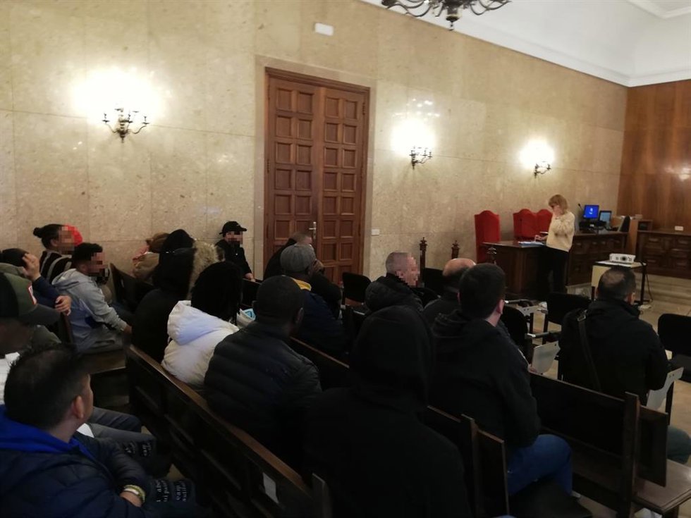 Los acusados, en una sala habilitada para el juicio por narcotráfico de este miércoles en la Audiencia Provincial.