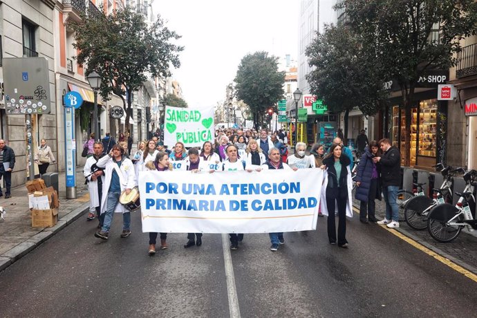 Un grupo de médicos y pediatras de Atención Primaria sostienen una pancarta durante una manifestación de médicos y pediatras de Atención Primaria por el centro de Madrid