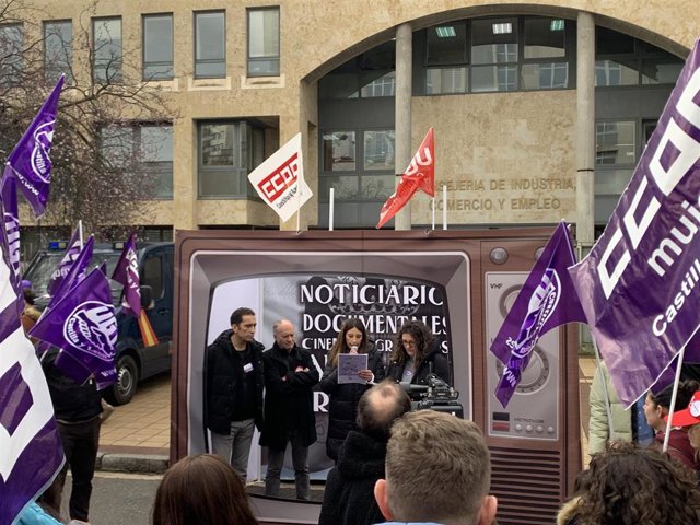 Concentración de CCOO y UGT ante la Consejería de Industria, Comercio y Empleo de la Junta, con una televisión que simulaba estar emitiendo el NO-DO.