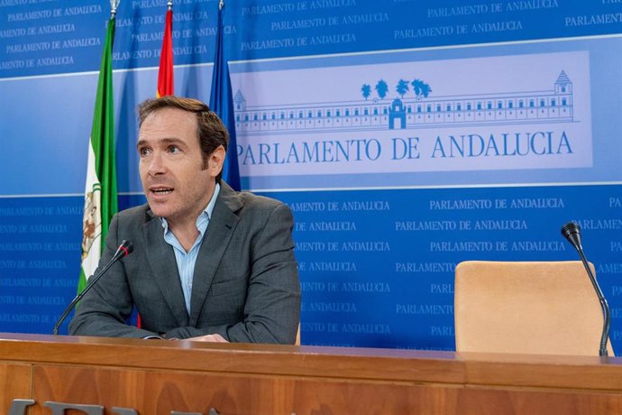 El portavoz del grupo parlamentario Vox, Javier Cortés Lucena durante  la rueda de prensa. A 8 de marzo de 2023, en Sevilla (Andalucía, España). Los representantes de los grupos políticos se dan cita en rueda de prensa previa a la Junta de Portavoces en