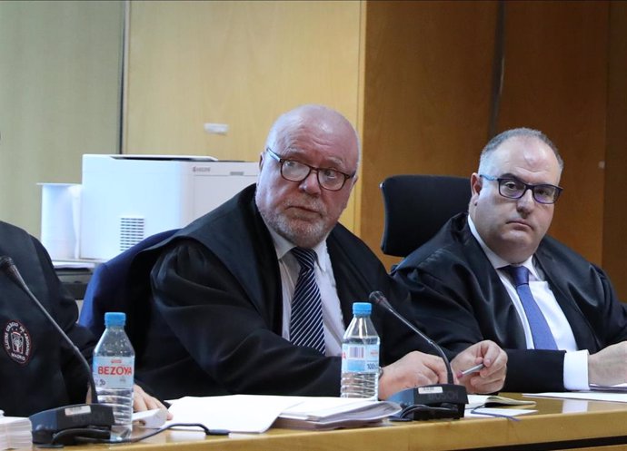 Archivo - El comisario jubilado José Manuel Villarejo (c) se sienta con los magistrados durante la primera sesión de un juicio en la Audiencia Provincial de Madrid, a 8 de noviembre de 2022, en Madrid (España). La Audiencia Provincial de Madrid celebra 