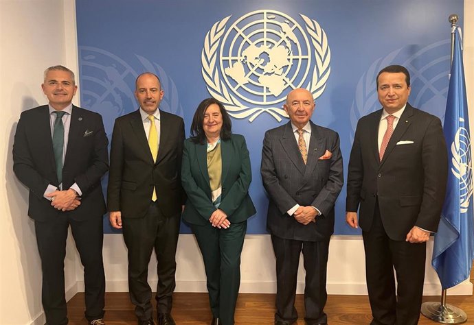 El director de la Red Global Centro Internacional de Formación de Autoridades y Líderes (Cifal), Álex Mejía, y el director del Instituto Universitario de Investigación Ortega-Marañón, Antonio López Vega, han firmado el acuerdo de colaboración.