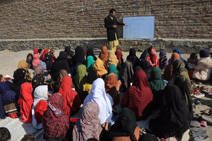 Un profesor da una clase a niñas en Kabul, Afganistán